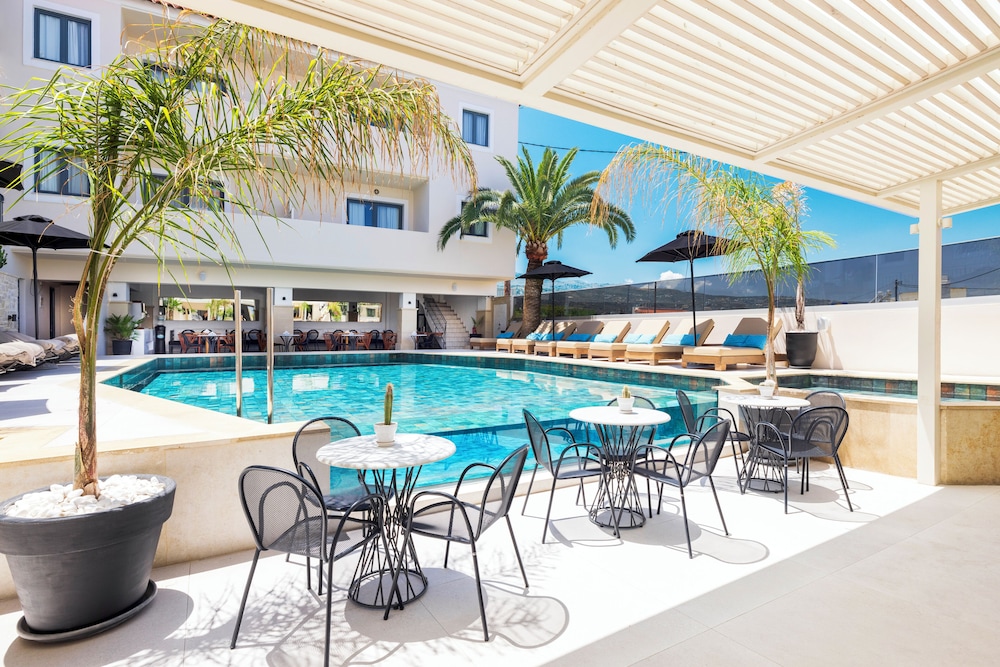 La Stella Suites — Swimming pool in Rethymnon
