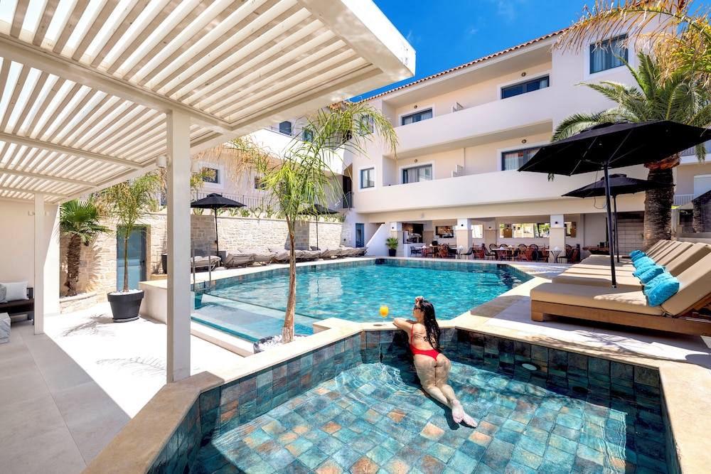La Stella Suites — Swimming pool in Rethymnon