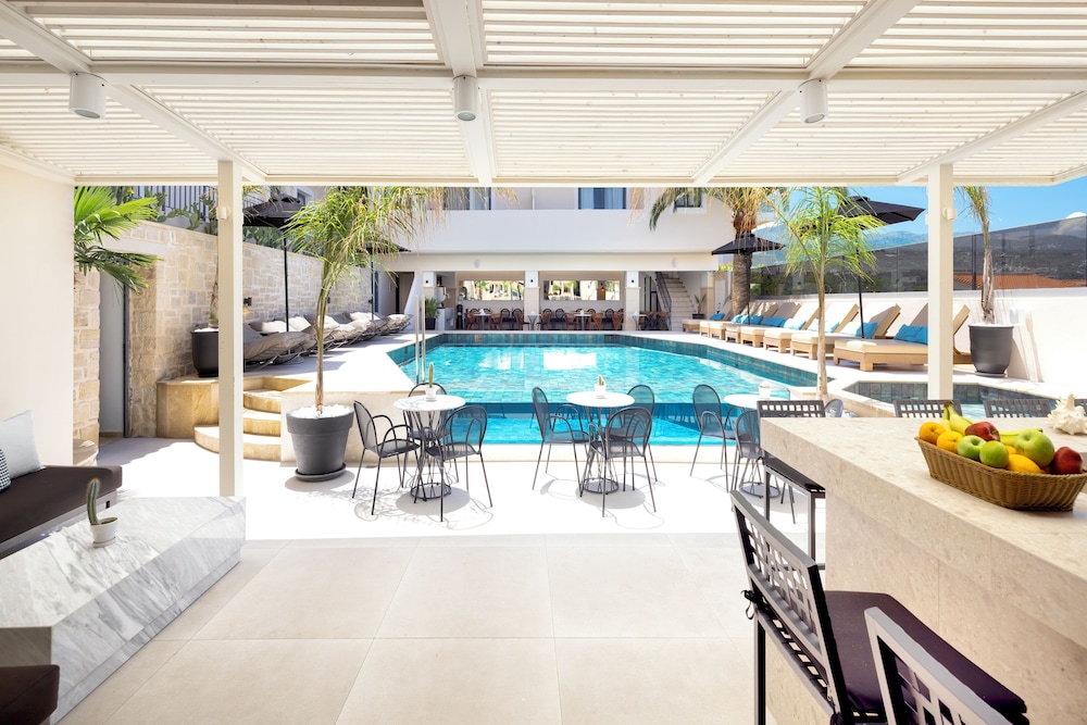La Stella Suites — Swimming pool in Rethymnon