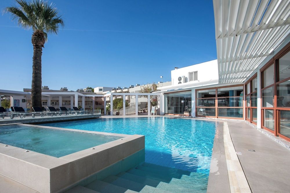Hillside Studios & Apartments