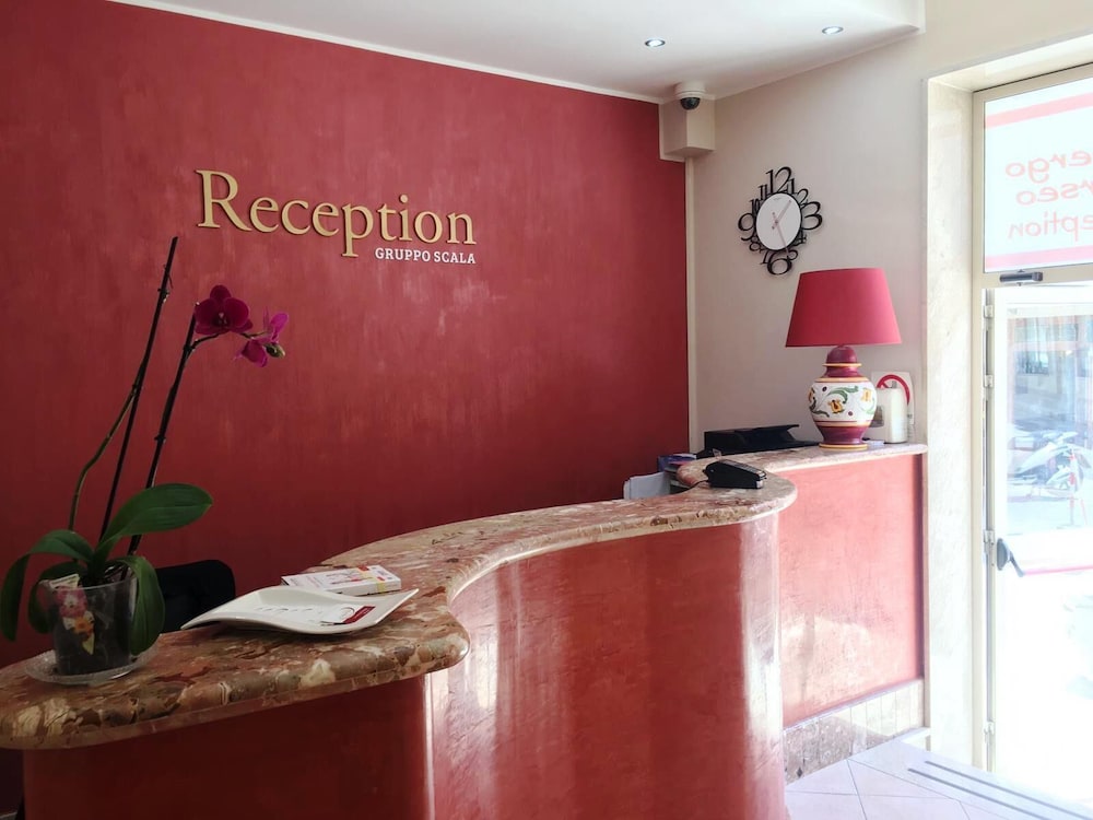 Albergo Perseo — Hotel building in Portopalo, Sicily