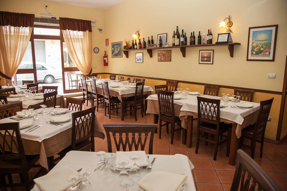 Albergo Perseo — Restaurant & bars in Portopalo, Sicily