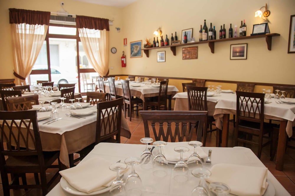 Albergo Perseo — Restaurant & bars in Portopalo, Sicily