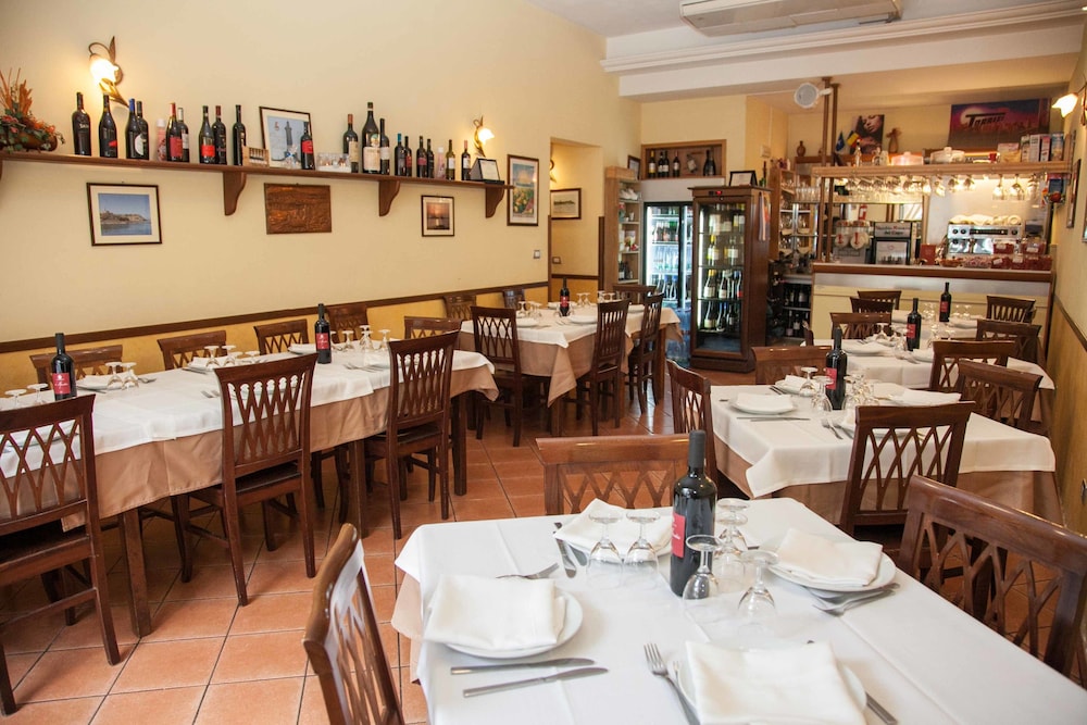 Albergo Perseo — Restaurant & bars in Portopalo, Sicily