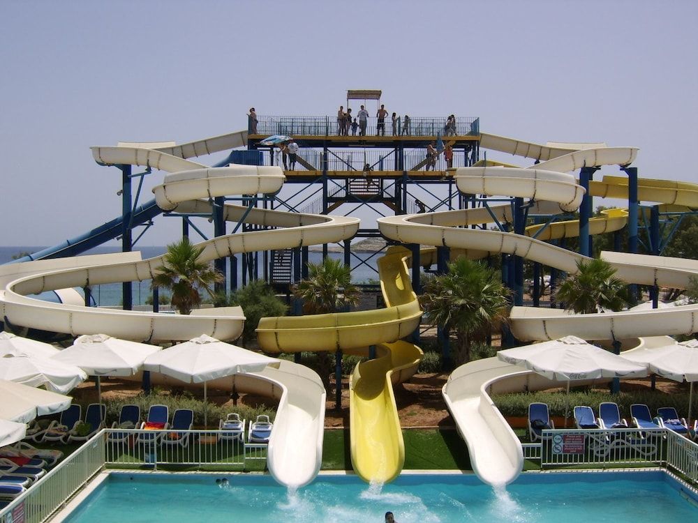 Luxury Seafront Apartment With Pool