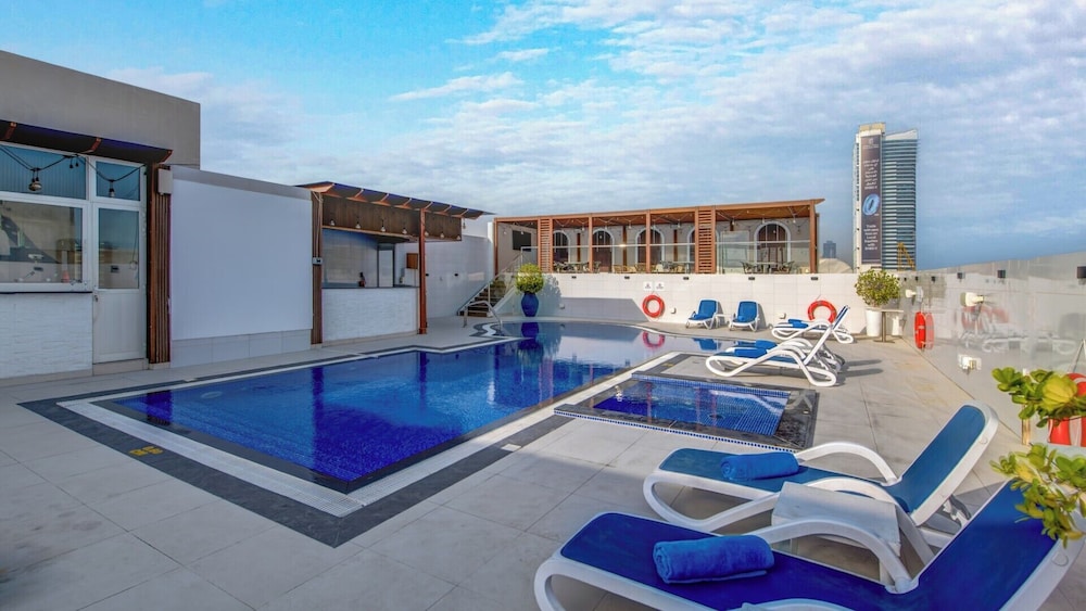 Donatello Hotel — Swimming pool in Dubai