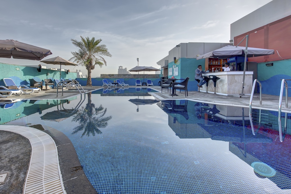 Donatello Hotel — Swimming pool in Dubai