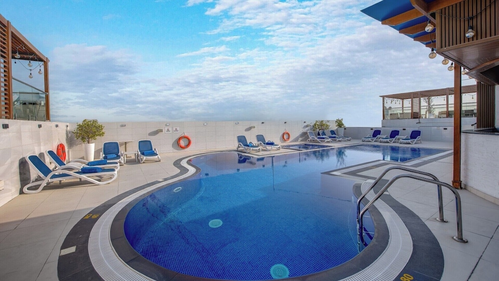 Donatello Hotel — Swimming pool in Dubai