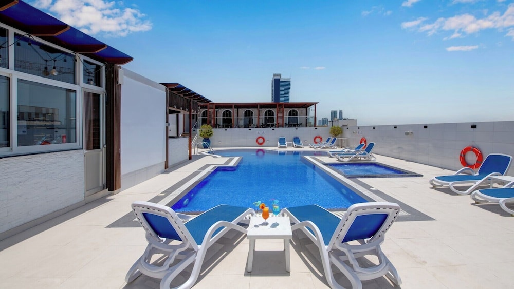Donatello Hotel — Swimming pool in Dubai