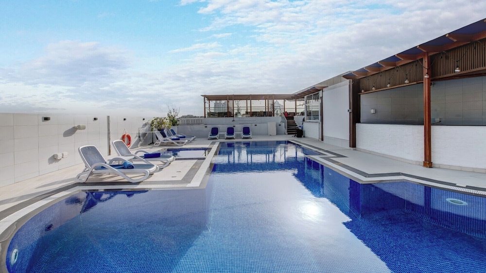 Donatello Hotel — Swimming pool in Dubai