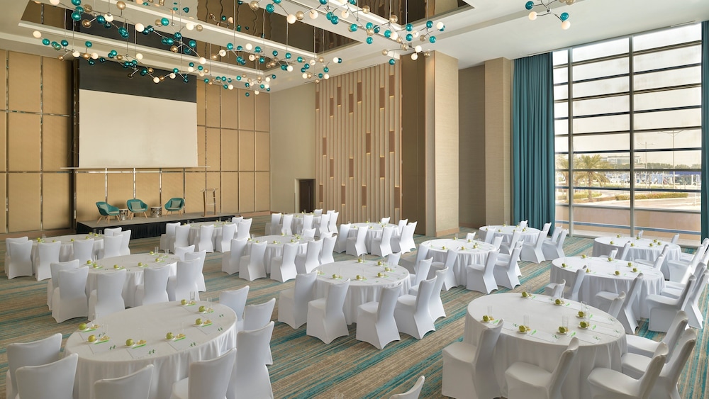 Holiday Inn & Suites Dubai Festival City by IHG — Hotel building in Dubai