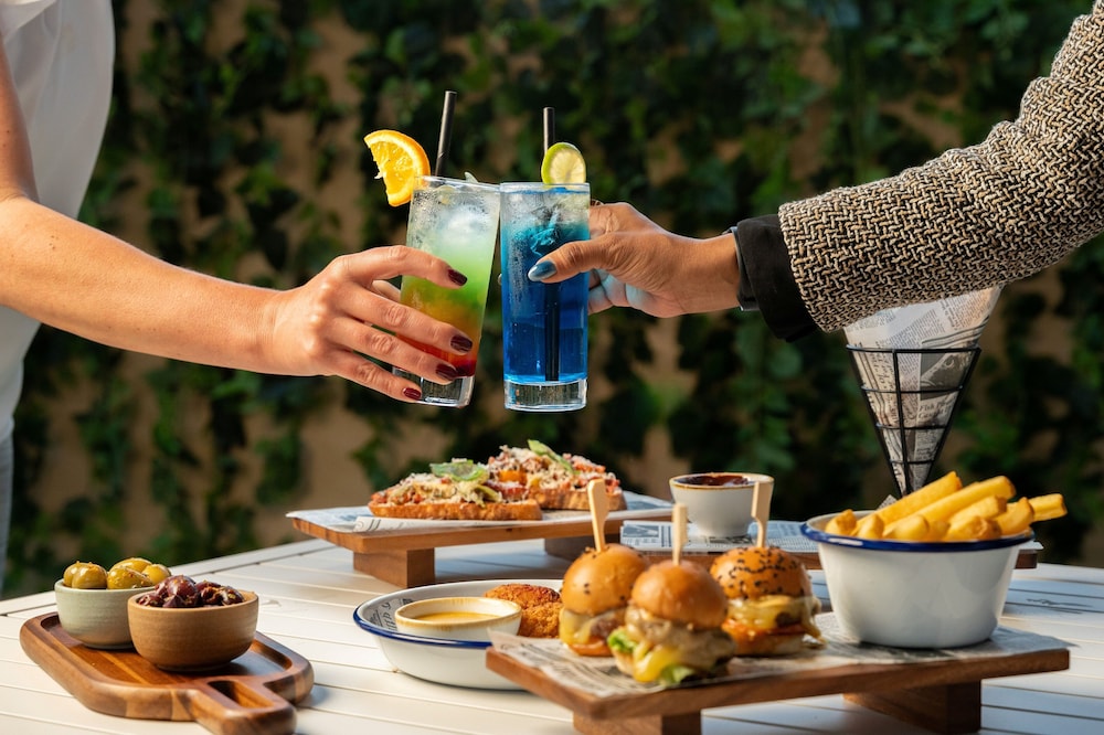 Holiday Inn & Suites Dubai Festival City by IHG — Restaurant & bars in Dubai