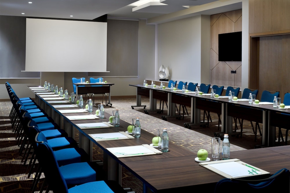 Holiday Inn & Suites Dubai Festival City by IHG — Hotel building in Dubai