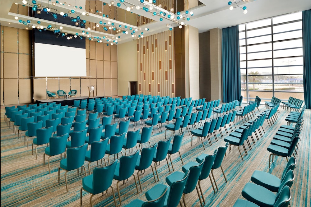 Holiday Inn & Suites Dubai Festival City by IHG — Hotel building in Dubai