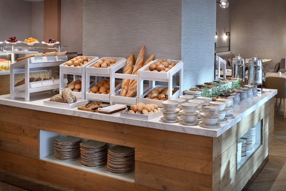 Holiday Inn & Suites Dubai Festival City by IHG — Restaurant & bars in Dubai
