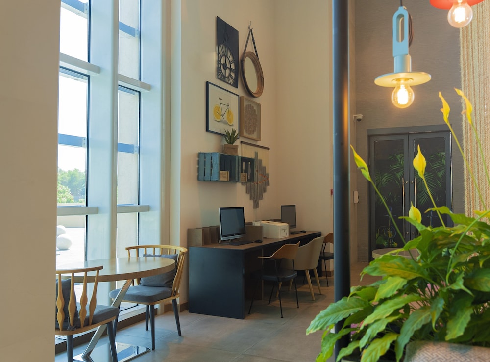 Holiday Inn & Suites Dubai Festival City by IHG — Restaurant & bars in Dubai