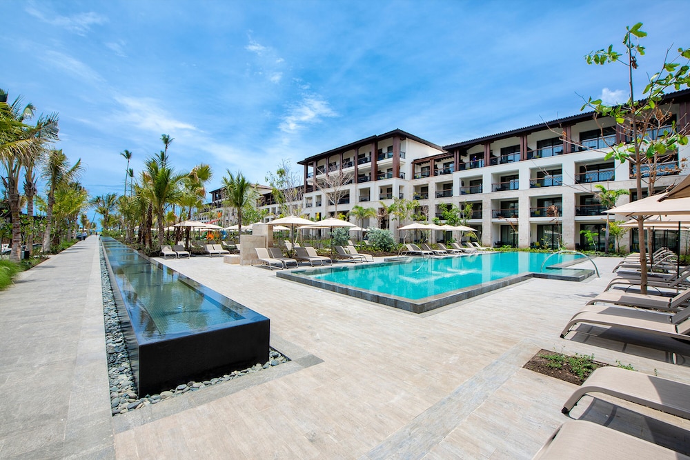Lopesan Costa Bávaro Resort Spa & Casino - All Inclusive — Swimming pool in Bavaro, La Altagracia