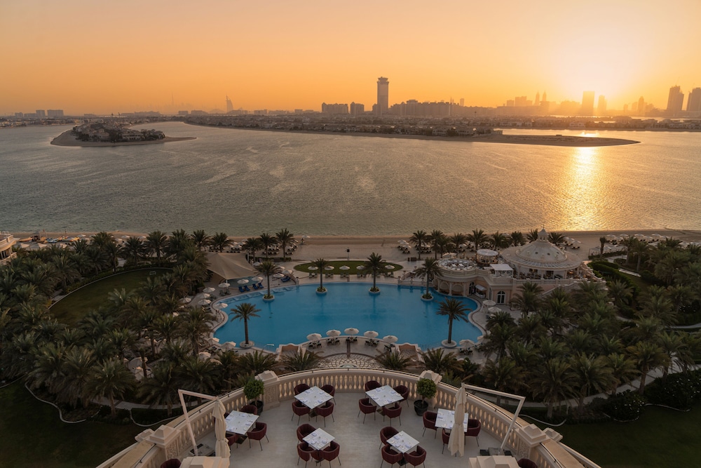 Raffles The Palm — Swimming pool in Dubai