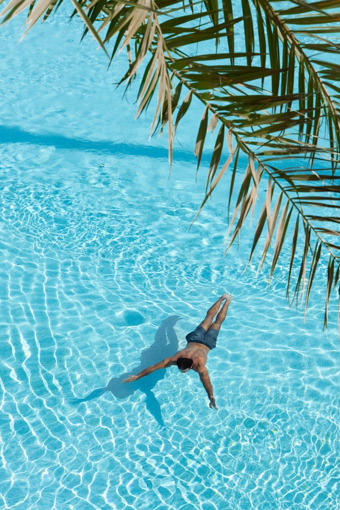 Raffles The Palm — Swimming pool in Dubai