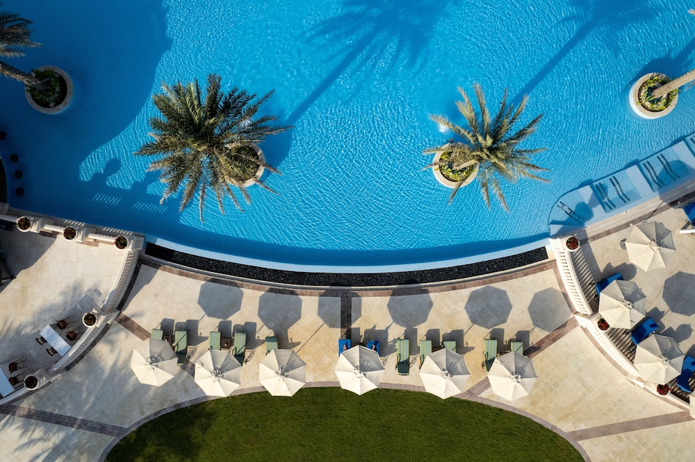 Raffles The Palm — Swimming pool in Dubai