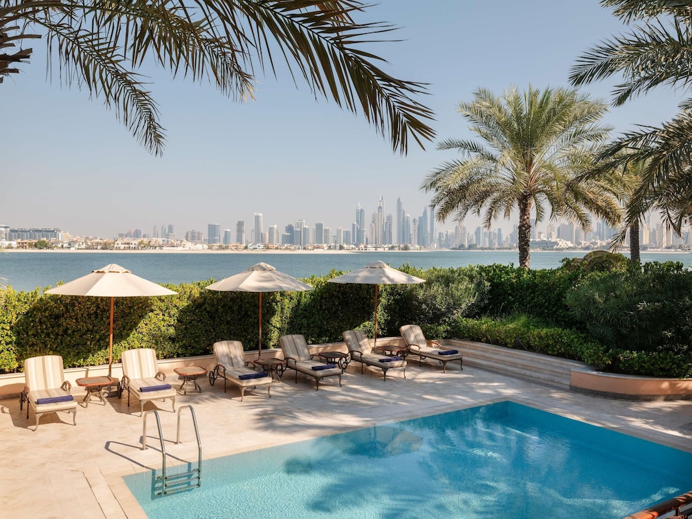 Raffles The Palm — Swimming pool in Dubai