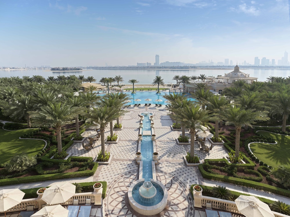 Raffles The Palm — Swimming pool in Dubai