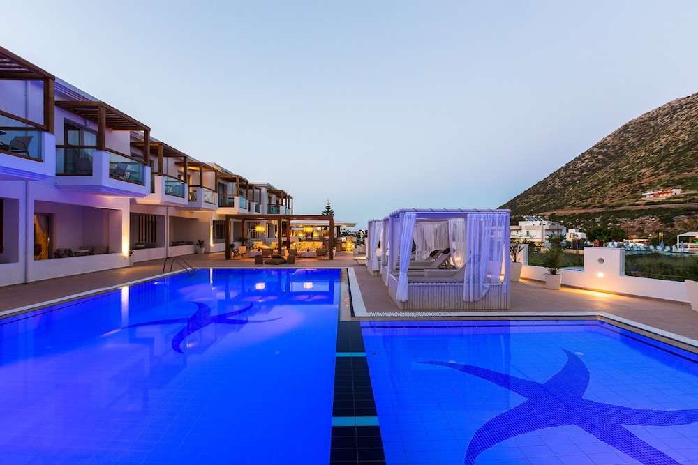 Nostos Beach Boutique Hotel — Swimming pool in Bali