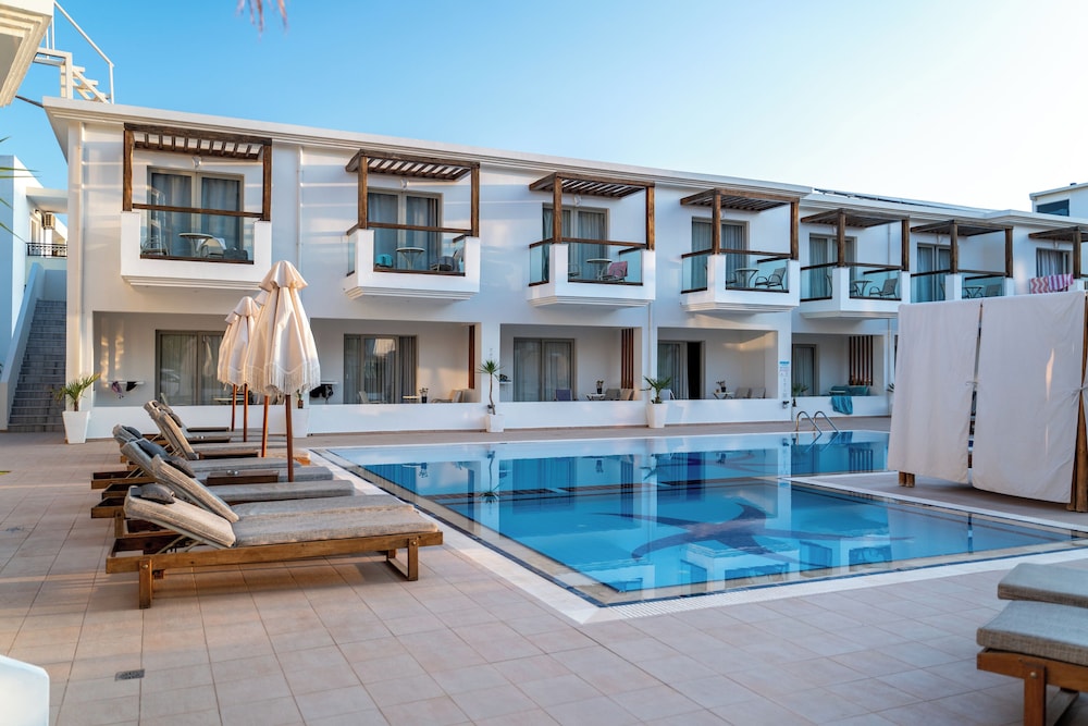 Nostos Beach Boutique Hotel — Swimming pool in Bali