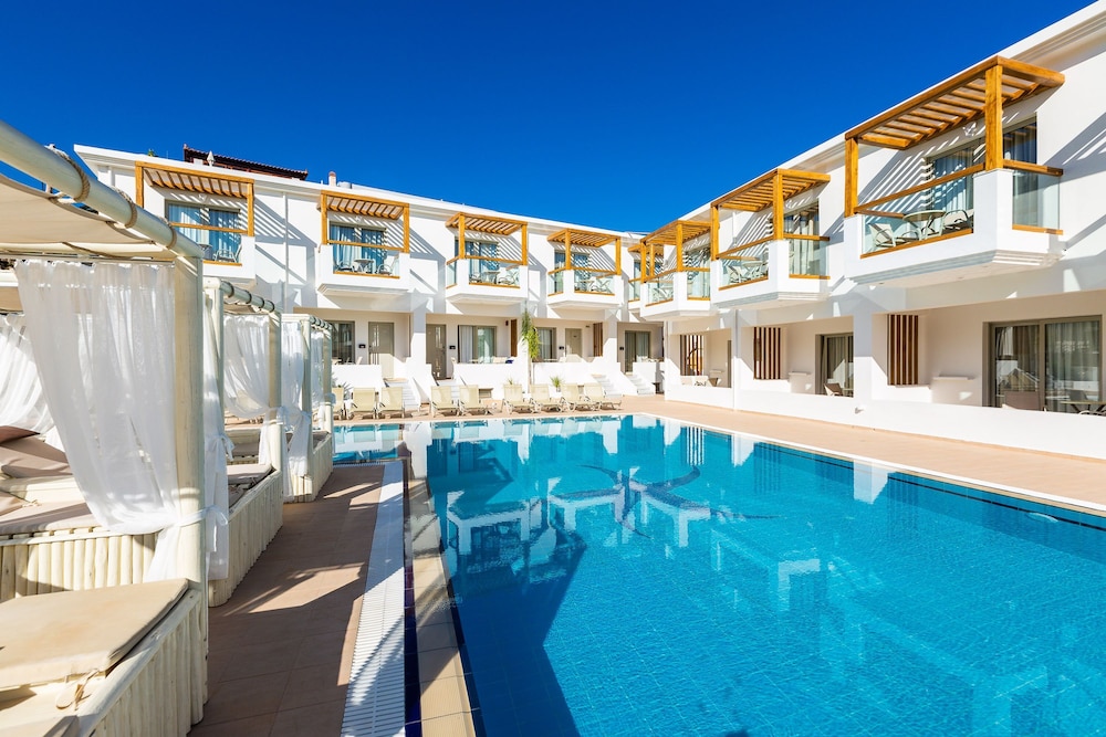 Nostos Beach Boutique Hotel — Swimming pool in Bali