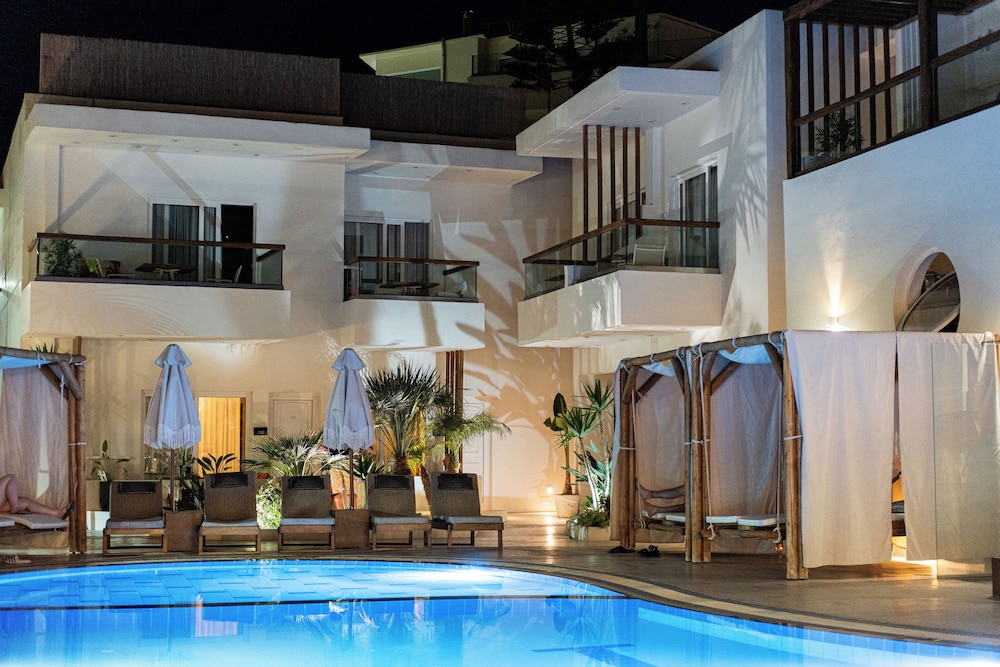 Nostos Beach Boutique Hotel — Swimming pool in Bali