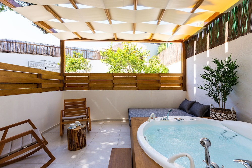 Nostos Beach Boutique Hotel — Hotel rooms in Bali