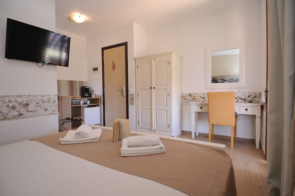 Georgia's Garden by Omilos Hotels — Hotel rooms in Gazi