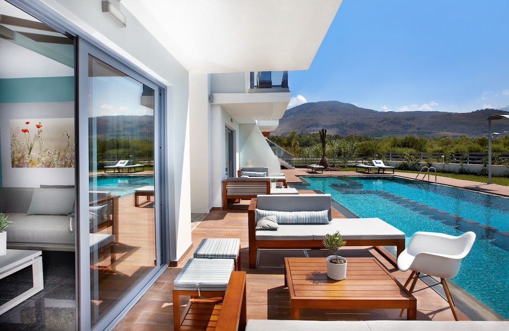 Annas House — Swimming pool in Georgioupolis