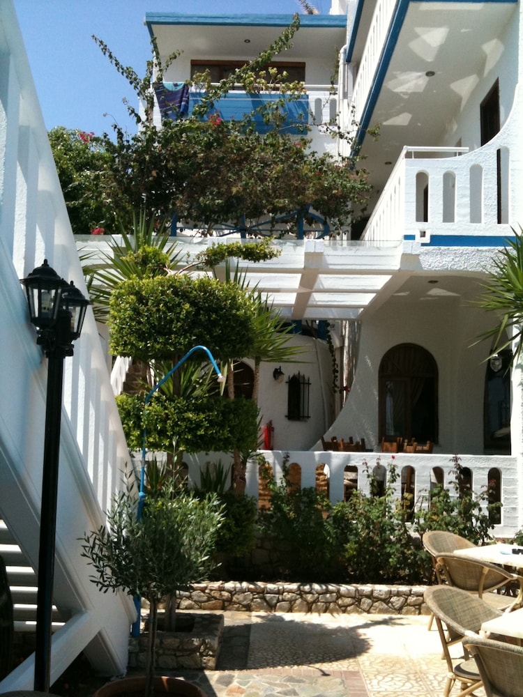Folia Apartments — Hotel building in Chania