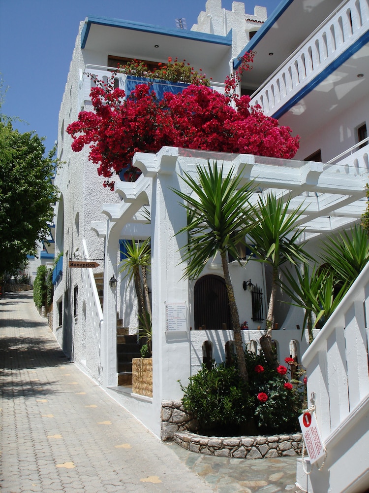 Folia Apartments — Hotel building in Chania
