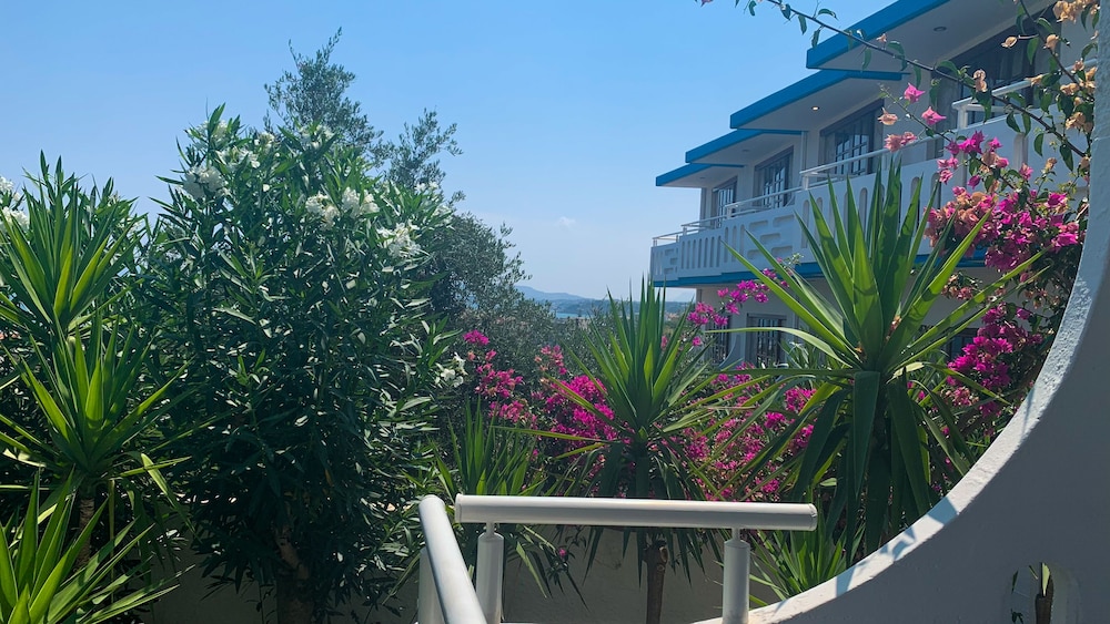 Folia Apartments — Hotel building in Chania