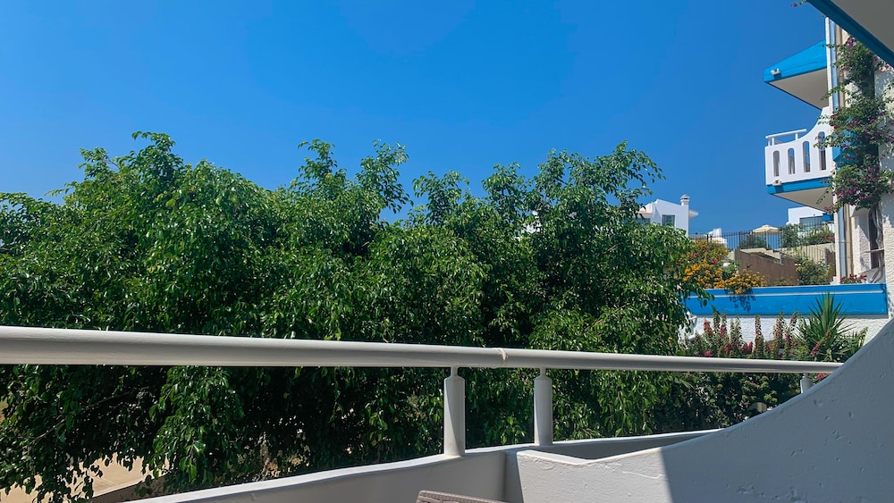 Folia Apartments — Hotel building in Chania