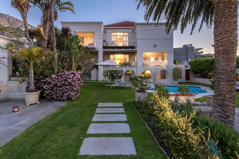 The Clarendon - Fresnaye — Hotel building in Cape Town, Western Cape