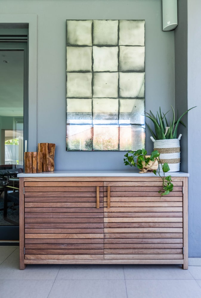 The Clarendon - Fresnaye — Hotel building in Cape Town, Western Cape