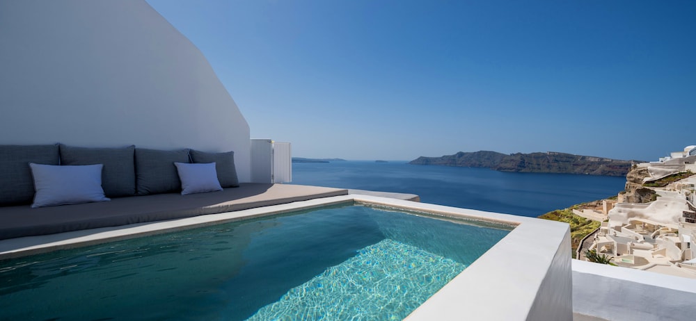Echoes Luxury Suites — Swimming pool in Oia, South Aegean