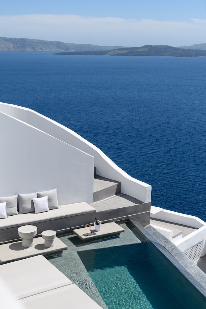 Echoes Luxury Suites — Swimming pool in Oia, South Aegean