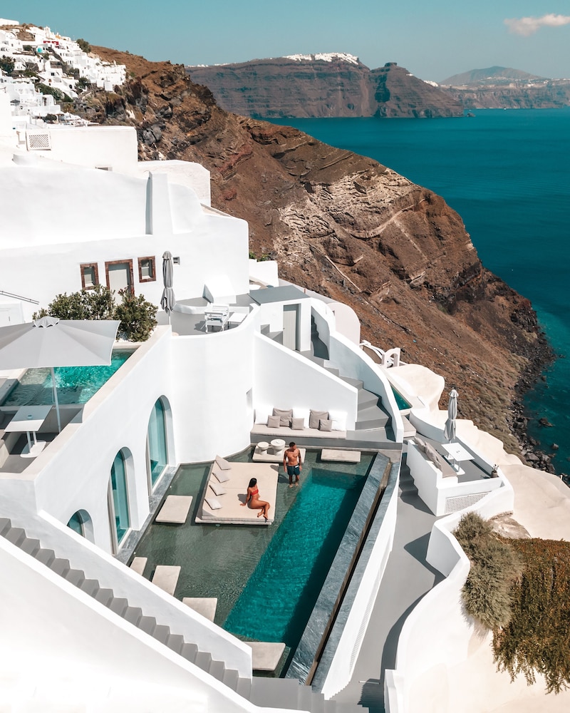 Echoes Luxury Suites — Swimming pool in Oia, South Aegean