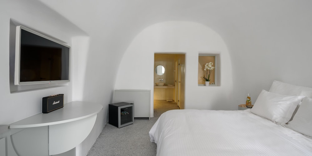 Echoes Luxury Suites — Hotel rooms in Oia, South Aegean