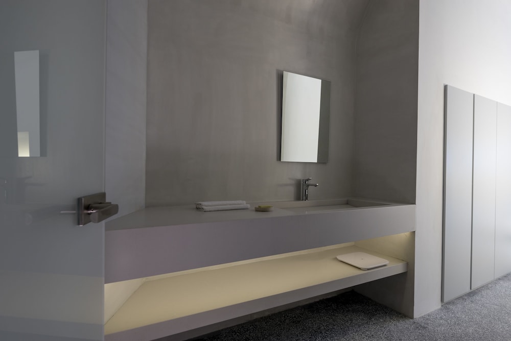 Echoes Luxury Suites — Hotel rooms in Oia, South Aegean