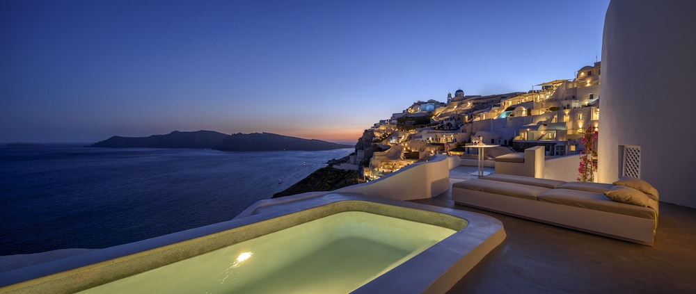 Echoes Luxury Suites — Swimming pool in Oia, South Aegean