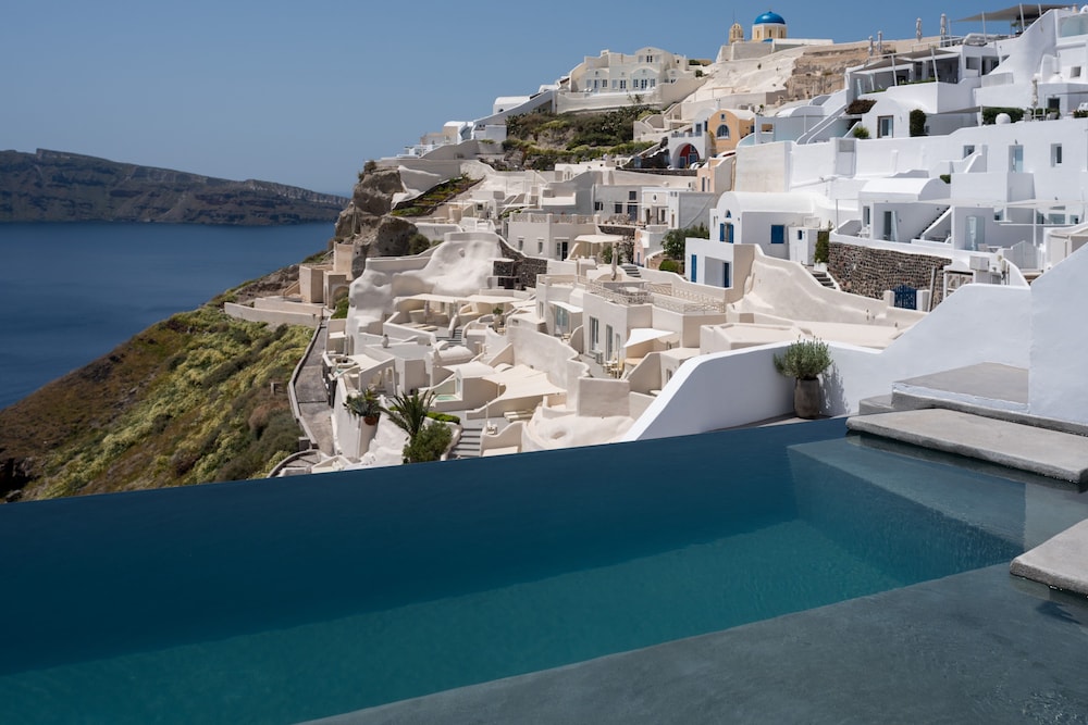 Echoes Luxury Suites — Swimming pool in Oia, South Aegean