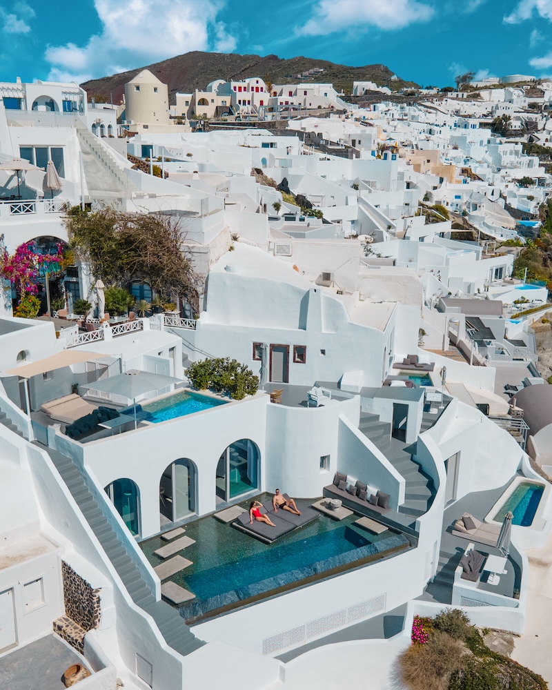 Echoes Luxury Suites — Hotel building in Oia, South Aegean
