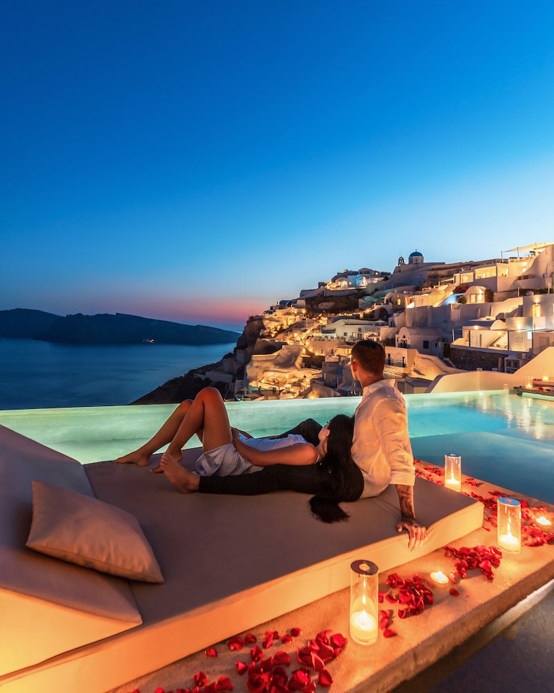Echoes Luxury Suites — Swimming pool in Oia, South Aegean