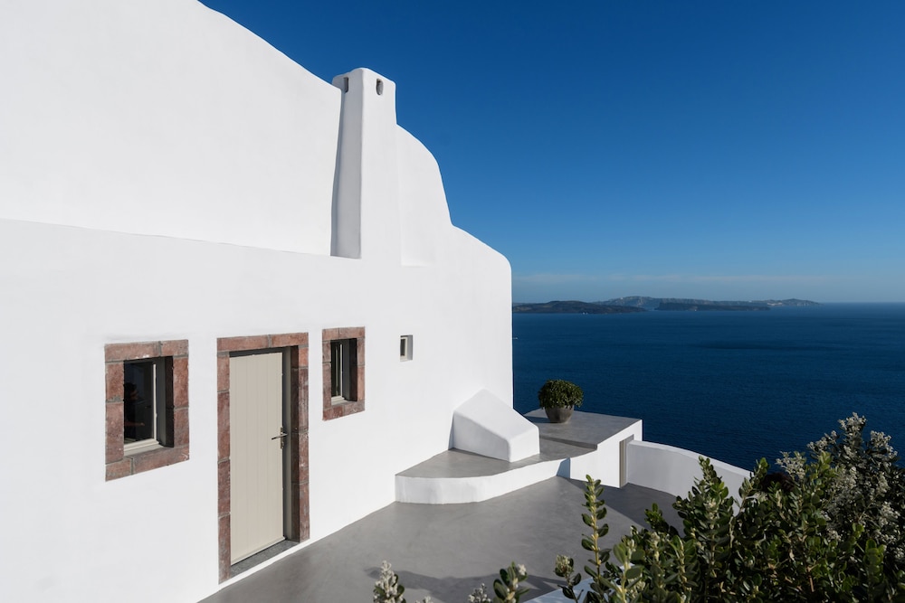 Echoes Luxury Suites — Hotel building in Oia, South Aegean