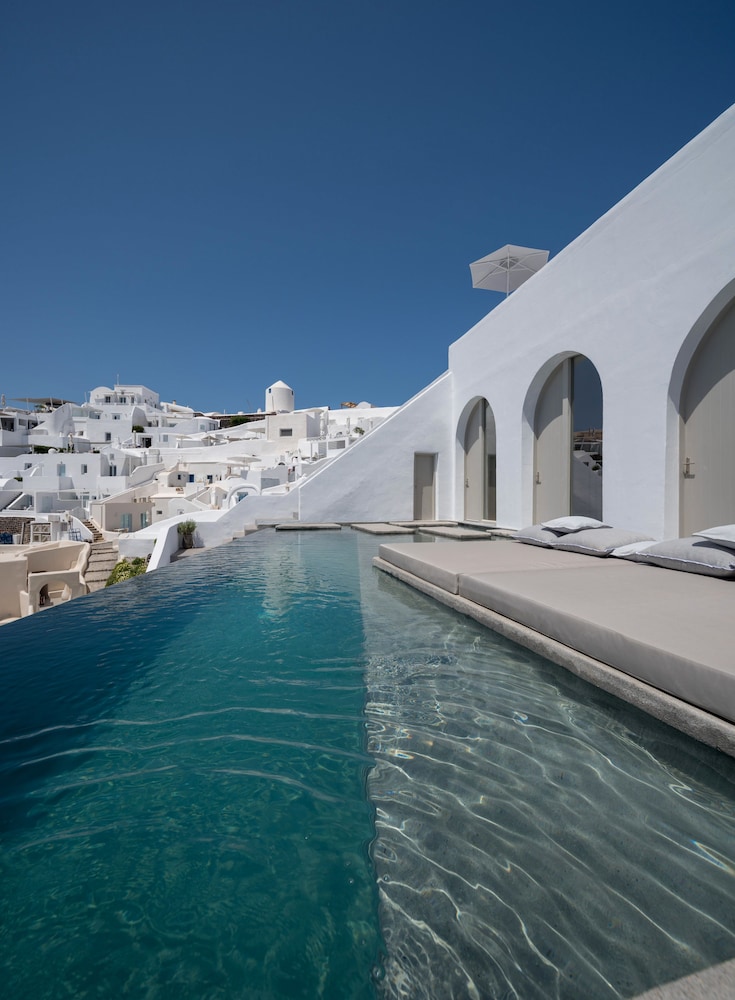 Echoes Luxury Suites — Swimming pool in Oia, South Aegean